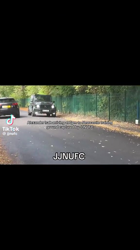 kaiyun体育-人人喊打😨一群纽卡小球迷追着伊萨克车骂“老鼠，滚出这里！”