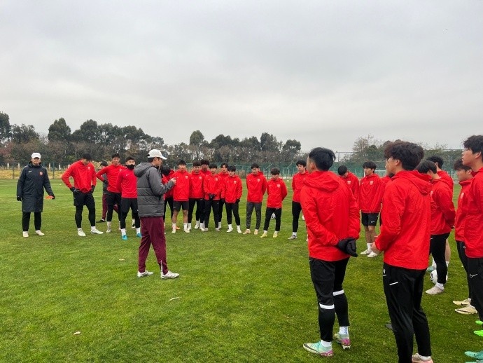 开云体育下载-上海海港B队抵达云南昆明海埂基地，正式开启为期三周的冬训