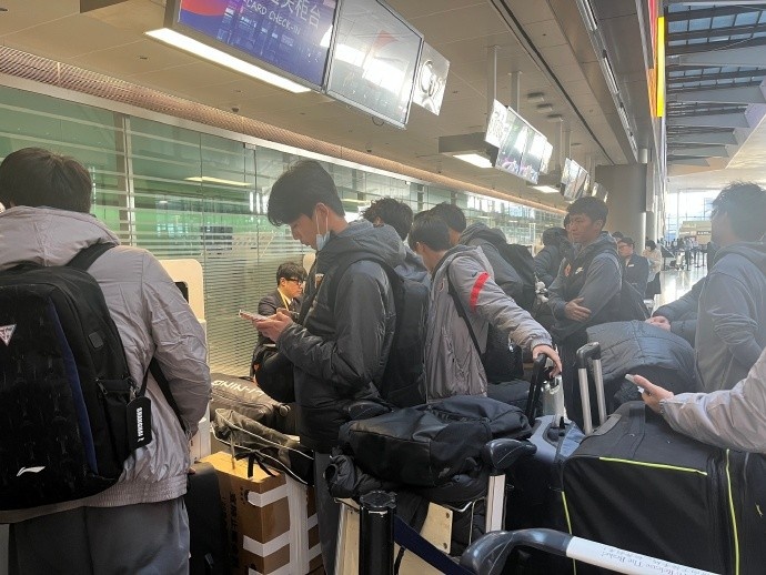 开云体育下载-上海海港B队抵达云南昆明海埂基地，正式开启为期三周的冬训