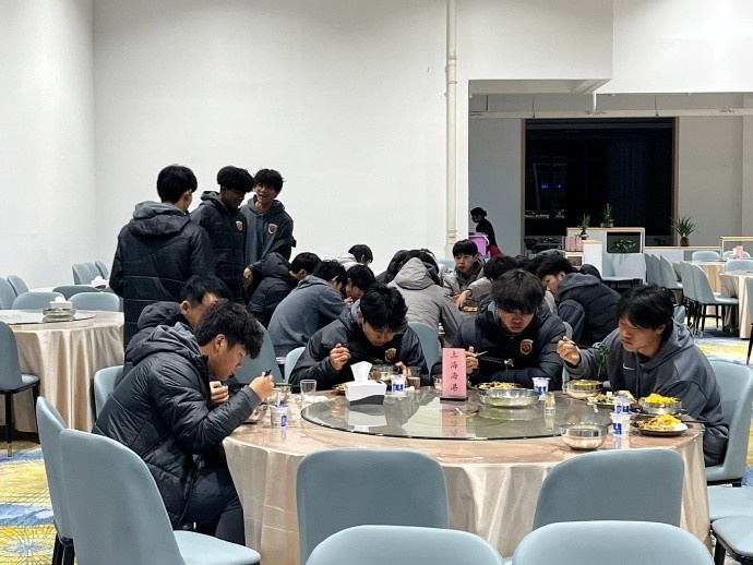 开云体育下载-上海海港B队抵达云南昆明海埂基地，正式开启为期三周的冬训