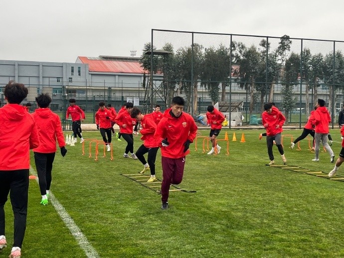 开云体育下载-上海海港B队抵达云南昆明海埂基地，正式开启为期三周的冬训