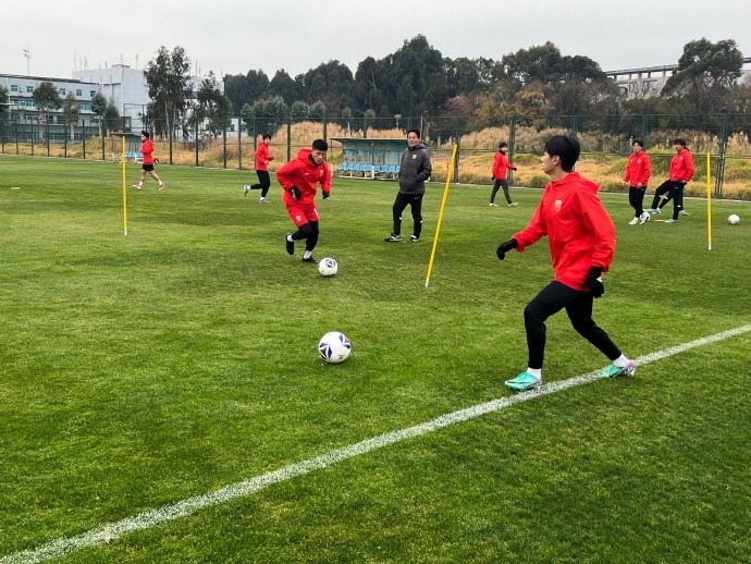 开云体育下载-上海海港B队抵达云南昆明海埂基地，正式开启为期三周的冬训